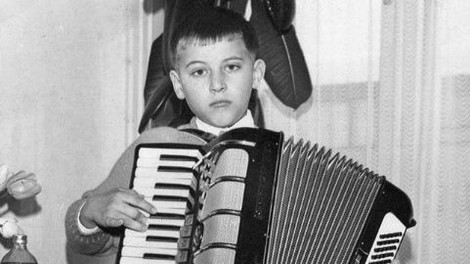 Bi prepoznali tega mladega fantiča s harmoniko, ki ga danes poznamo vsi?