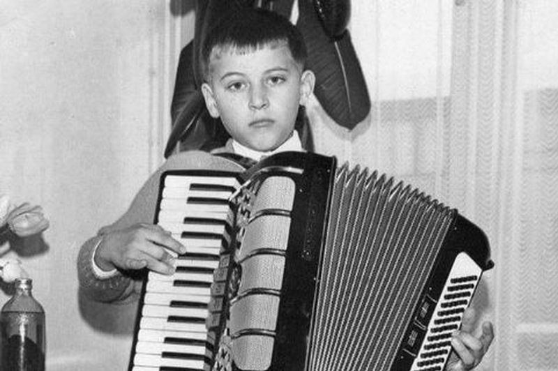 Bi prepoznali tega mladega fantiča s harmoniko, ki ga danes poznamo vsi? (foto: Instagram profil Nace Junkar)