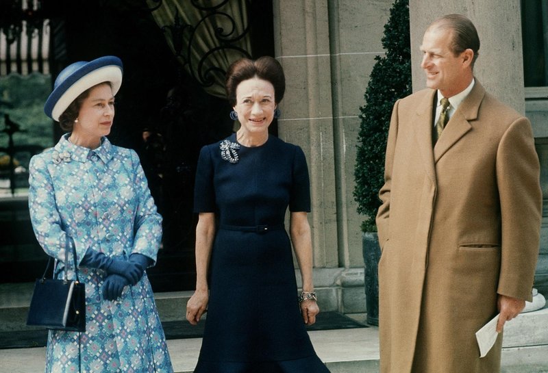 Leta 1972 je Wallis Simpson srečala kraljico Elizabeto II, in njenega soproga, princa Philipa, ki sta bila na službenem obisku v Franciji. (foto: Afp/Profimedia)