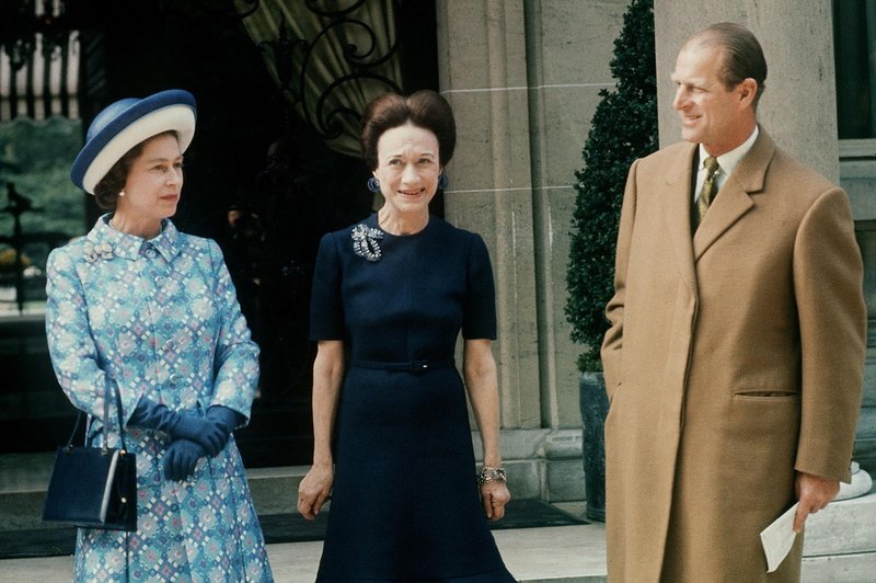 Leta 1972 je Wallis Simpson srečala kraljico Elizabeto II, in njenega soproga, princa Philipa, ki sta bila na službenem obisku v Franciji. (foto: Afp/Profimedia)