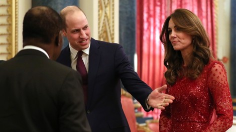 Kate Middleton v rdeči obleki naravnost osupnila in pritegnila številne poglede