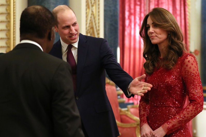 Kate Middleton v rdeči obleki naravnost osupnila in pritegnila številne poglede (foto: Profimedia)