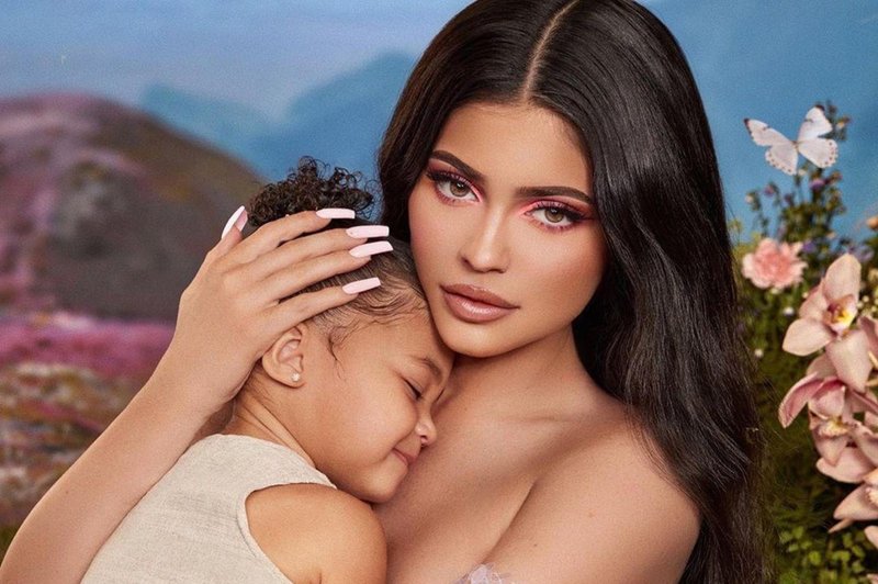 Kylie Jenner spet tarča kritik, tokrat zaradi uhanov 2-letne hčerkice (foto: Profimedia)