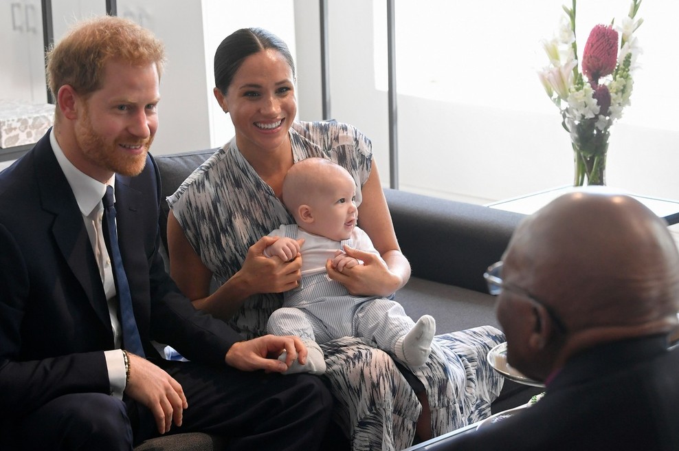 Meghan Markle doživela plaz kritik, da ne zna pravilno nositi princa Archieja, ki naj bi ji skoraj padel na tla (foto: Profimedia)