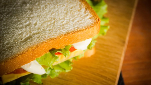 Kaj se zgodi s telesom, če nehamo jesti beli kruh? Odločitev prinaša dobrobiti! (foto: Profimedia)