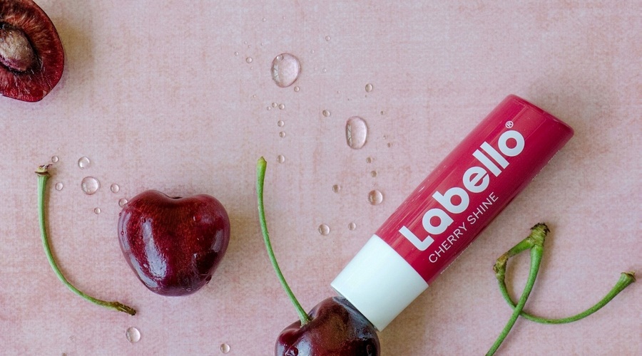 Negovalni balzami Labello v zapeljivih rdečih odtenkih za slastne sadne Valentinove poljube (foto: Promocijsko gradivo)