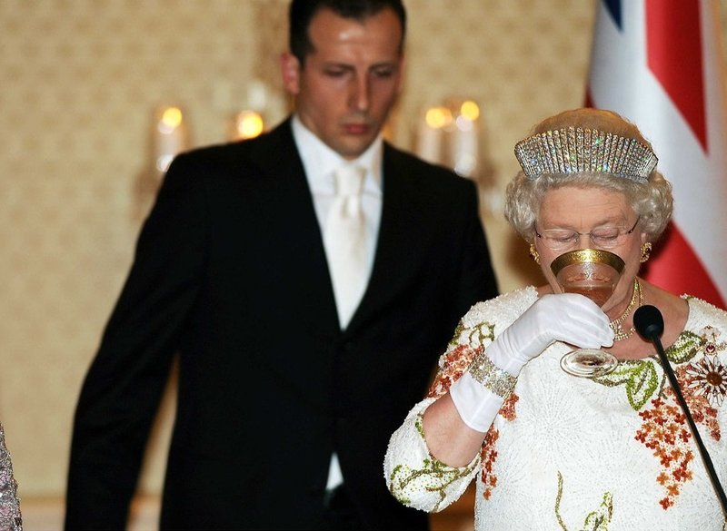 Kraljica Elizabeta vsak večer popije kozarček šampanjca (foto: Profimedia)