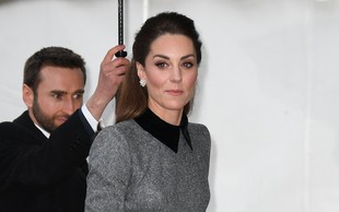 Siv plašč Kate Middleton, ki je v nekaj urah postal pravi modni hit