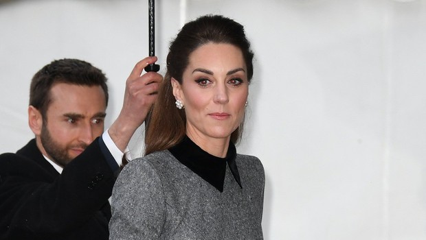 Siv plašč Kate Middleton, ki je v nekaj urah postal pravi modni hit (foto: Profimedia)