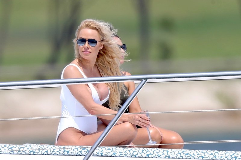 Pamela Anderson uživa: Po peti poroki se je z možem podala na medene tedne (foto: Profimedia)