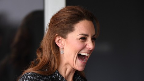 Vojvodinja Kate Middleton nedavno obiskala bolnišnico, kjer ji je močno nagajal veter in ji dvigoval krilo