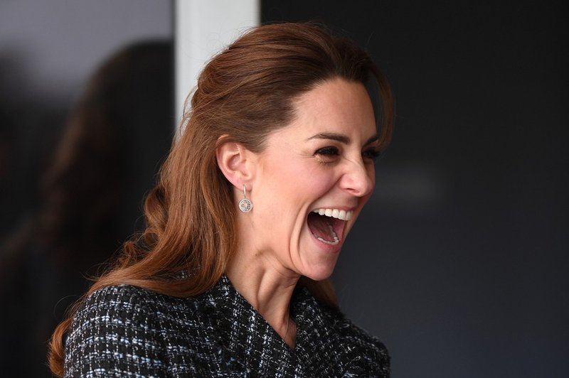 Vojvodinja Kate Middleton nedavno obiskala bolnišnico, kjer ji je močno nagajal veter in ji dvigoval krilo (foto: Profimedia)