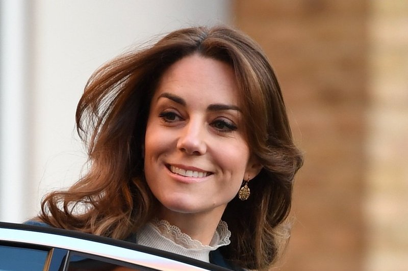 Moder plašč Kate Middleton verjetno zmagovalec letošnje zime (foto: Profimedia)