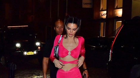Kendall Jenner v modni kombinaciji, ki je modni kritiki niso nič kaj dobro sprejeli
