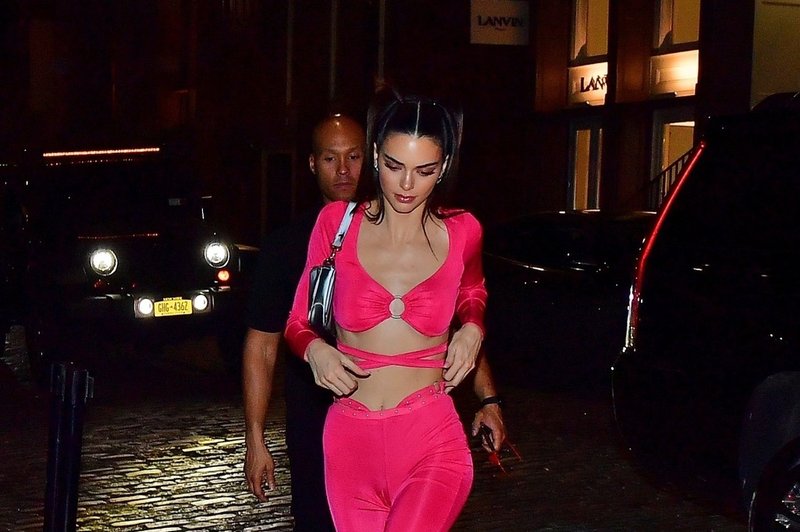Kendall Jenner v modni kombinaciji, ki je modni kritiki niso nič kaj dobro sprejeli (foto: Profimedia)