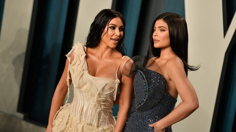 Kim Kardashian in Kylie Jenner na žuru pokazali svoje obline