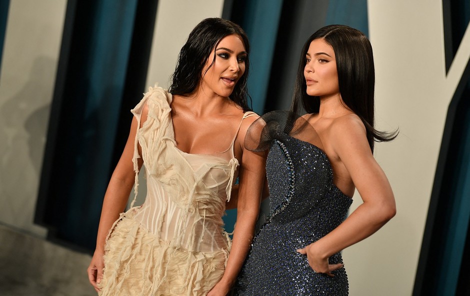 Kim Kardashian in Kylie Jenner na žuru pokazali svoje obline (foto: Profimedia)