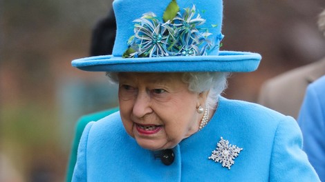 Kraljica Elizabeta si je v znak podpore nadela broško