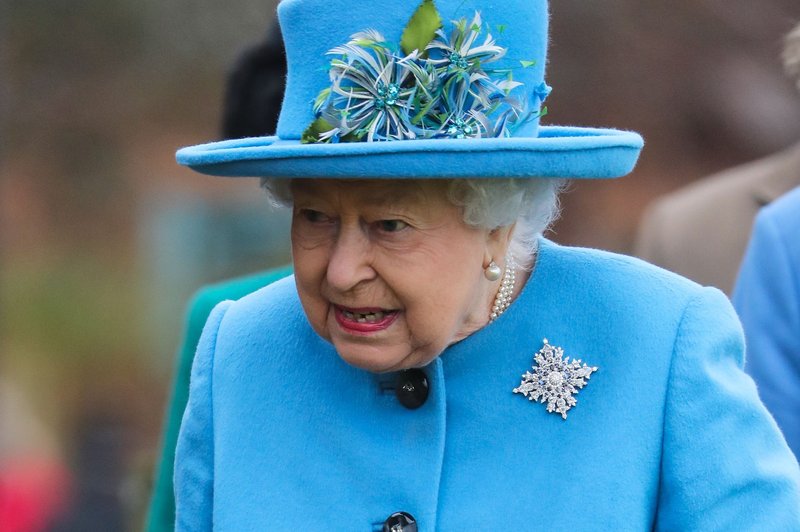 Kraljica Elizabeta si je v znak podpore nadela broško (foto: Profimedia)