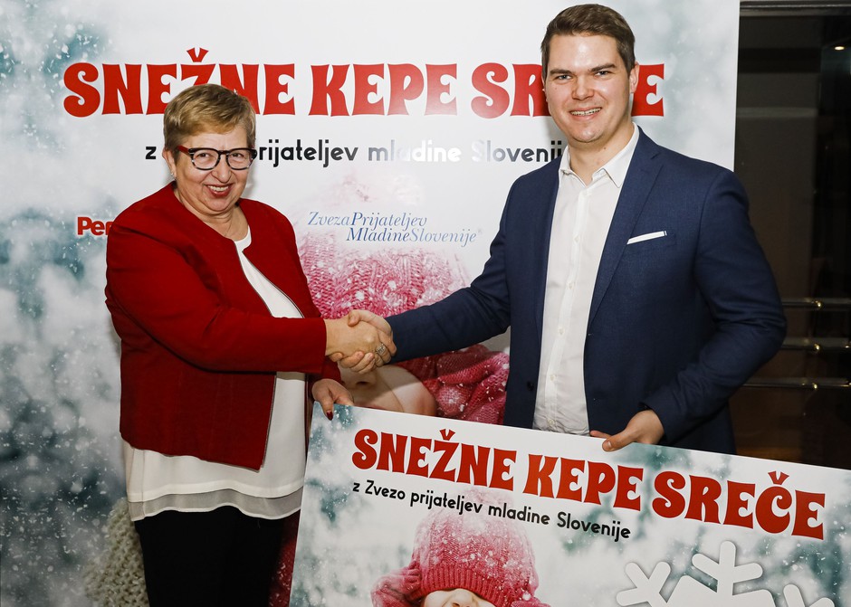 Breda Krašna, ZPMS in Uroš Vodopivec iz Henkla ob predaji donacije. (foto: Anže Krže/Mediaspeed)