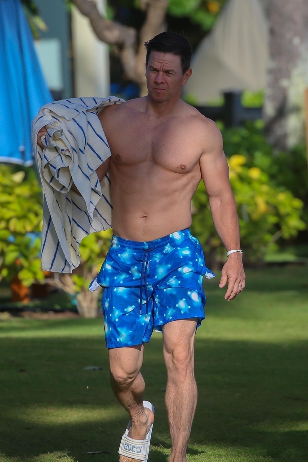 Mark rad pokaže svoje izklesano telo. Tako se je pred dnevi pokazal na Havajih. (foto: Flightrisk/Backgrid/Backgrid Usa/Profimedia)