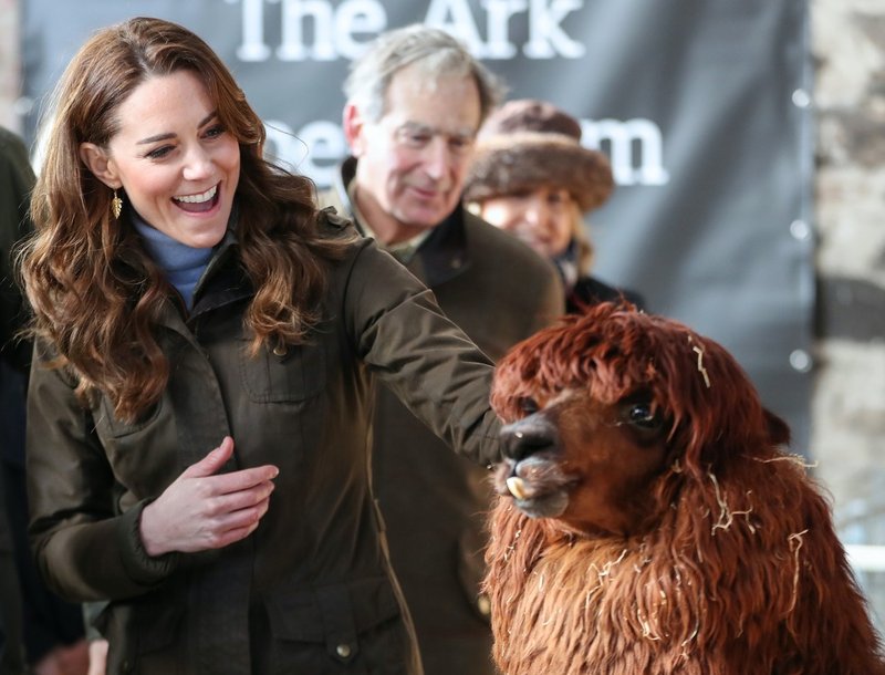 Kate Middleton nepričakovano obiskala lokalno kmetijo in oblekla takšno modno kombinacijo (foto: Profimedia)