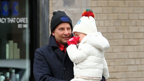 Kot v starih časih: Bradley Cooper in Irina Shayk s hčerkico na skupnem kosilu