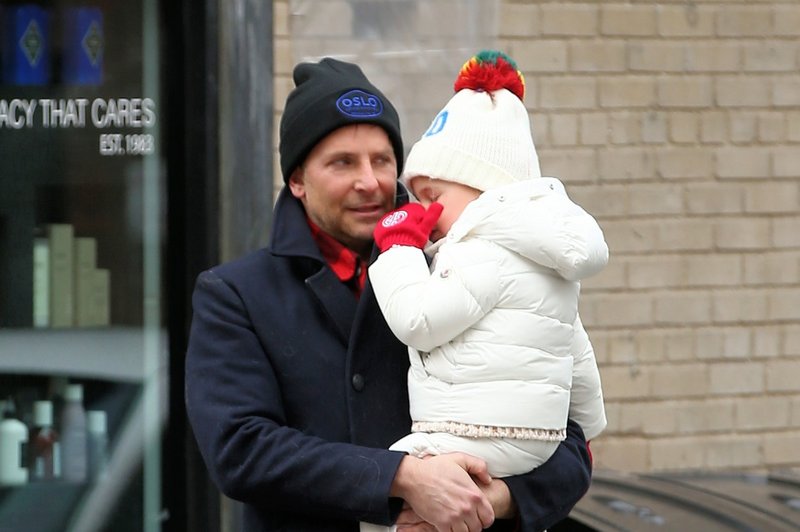 Bradley Cooper s hčerkico v naročju privabljal poglede (foto: Profimedia)