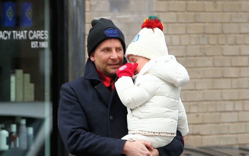Bradley Cooper s hčerkico v naročju privabljal poglede (foto: Profimedia)