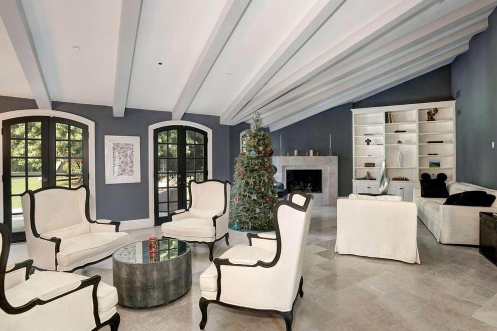 Dnevna soba v hiši, ki jo je Mohamed Hadid pred kratkim kupil v Los Angelesu. Zanjo je odštel 4,5 milijona dolarjev.