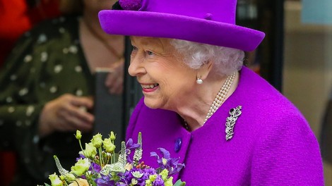 Kraljica Elizabeta priznala, da je nekoč tudi sama nosila zobni aparat