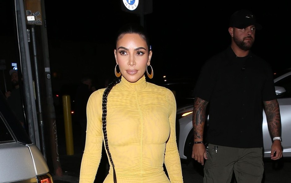 Kim Kardashian je v tej modni kombinaciji močno navdušila modne kritike (foto: Profimedia)