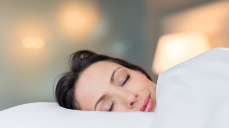 Potenje med spanjem lahko postane moteče: TO so 4 razlogi, zakaj prihaja do tega (in kako si pomagati)