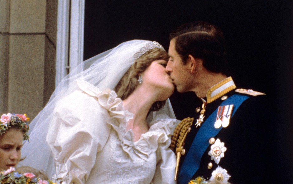 Poljub princese Diane in princa Charlesa, ki se je za vedno zapisal v zgodovino in nato postal tradicija (foto: Profimedia)