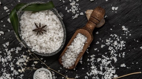 Kaj se zgodi s telesom, če omejimo uživanje soli?