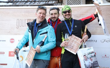 Klemen Konrad (Konrad Vine), Matjaž Četrtič (Vinska klet Ferdinand) in Martin Gruzovin (Guerila) so zagnano stopili na zmagovalne stopničke pri podelitvi najboljših smučarjev v kategoriji vinarji.