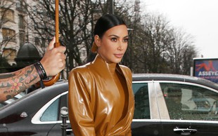 Kim Kardashian v modni kombinaciji, ki jo lahko obleče samo ona