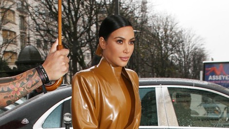 Posnetek parodije pretepa sester Kardashian postal viralni hit, tudi s pomočjo Kim