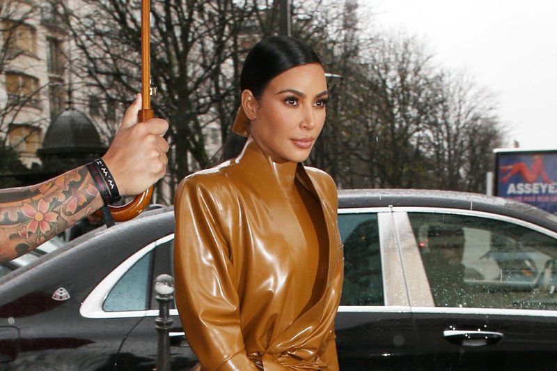 Kim Kardashian v modni kombinaciji, ki jo lahko obleče samo ona (foto: Profimedia)