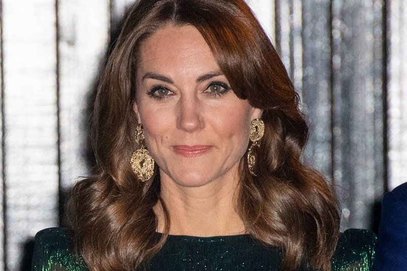 Kate Middleton je s to modno kombinacijo videti kot prava hollywoodska diva (foto: Profimedia)