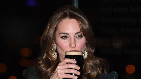 Kate Middleton s kozarcem piva v roki, prizor, ki se le redko vidi