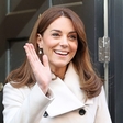 Kate Middleton na Irsko prišla v 12 let starem plašču, ki ga je nosila, ko s princem Williamom še nista bila poročena