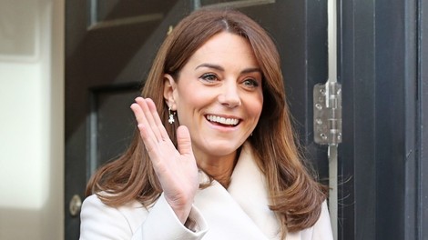 Kate Middleton na Irsko prišla v 12 let starem plašču, ki ga je nosila, ko s princem Williamom še nista bila poročena