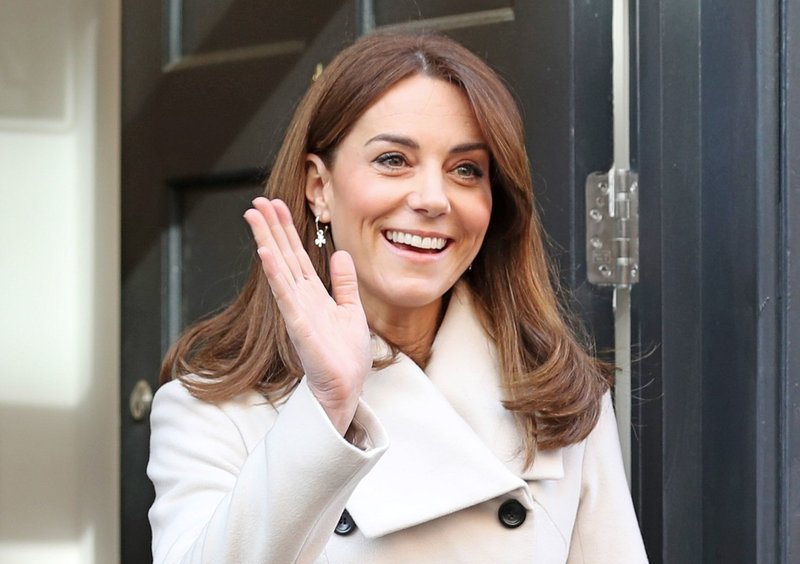 Kate Middleton na Irsko prišla v 12 let starem plašču, ki ga je nosila, ko s princem Williamom še nista bila poročena (foto: Profimedia)