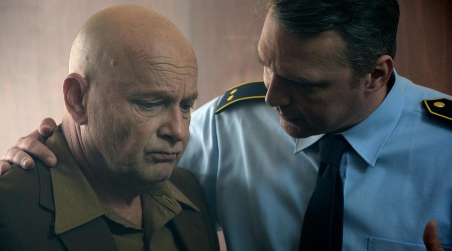 Peter Musevski se je odlično vživel v vlogo inšpektorja. (foto: Tomaž Pangeršič)