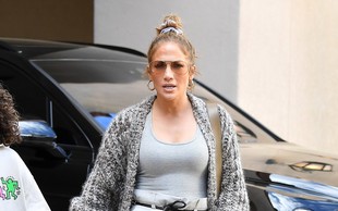 V takšni modni kombinaciji je Jennifer Lopez odšla na kosilo s hčerko
