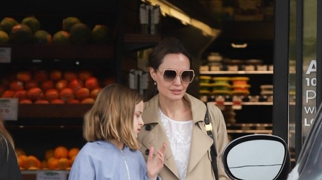 Paparaci ujeli Angelino Jolie, ki je iz trgovine odhajala z vrečami hrane, tudi ona si dela zaloge zaradi koronavirusa