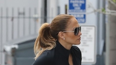 Jennifer Lopez pred telovadnico kazala izklesan trebušček in bujno zadnjico