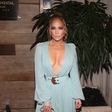 Vroča Jennifer Lopez dopolnila 51 let in pokazala svoje trebušne mišice ter čvrsto zadnjico