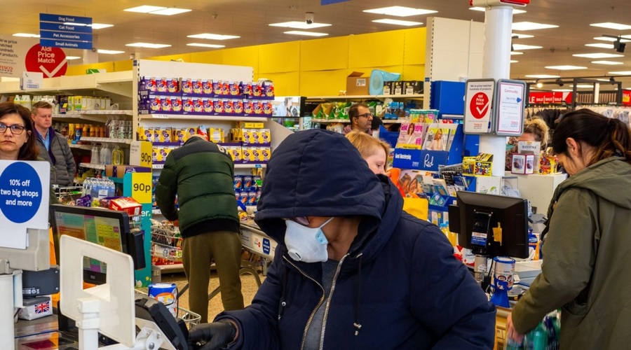 Pismo bralke: Nabava hrane in potrebščin v času koronavirusa je pravi strateški izziv! (foto: Profimedia)